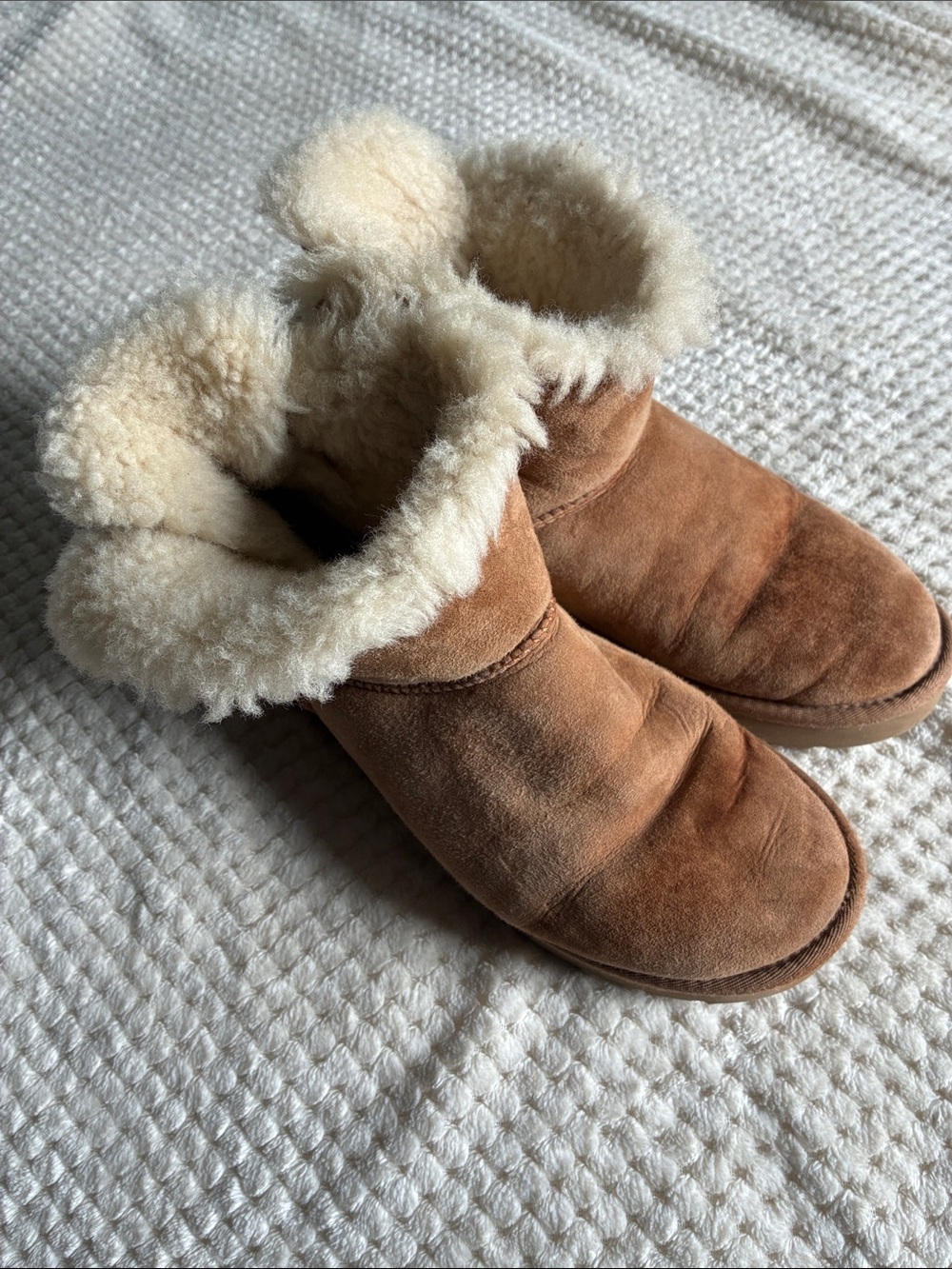 UGG Chestnut Tan Suede Shearling Boots with Satin Bows.Used with love.Size 8